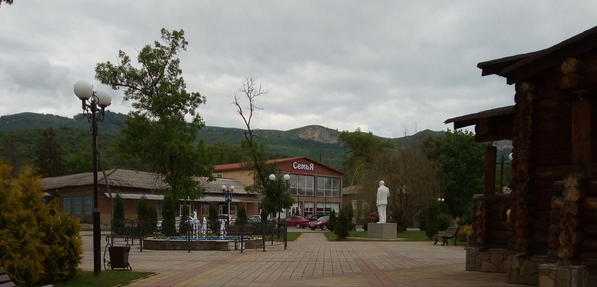 В сквере у часовни.