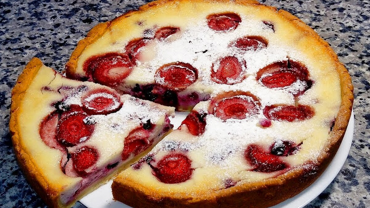 Сметанный пирог — рецепт, который понравится любителям нежных пирогов. Пирог с сметанной заливкой готовится на корже, в который накладывается начинка, и затем заливается сметанным кремом.  На видео форма для запекания диаметром 22 см.

Тесто (для формы Ø24, 26):
мука пшеничная - 200 гр.
творог - 125 гр.
масло растительное - 100 гр.
молоко - 100 гр.
разрыхлитель - 2 ч.л.
соль - 1/3 ч.л.
Заливка:
сметана - 250 гр.
творог - 125 гр.
сахар - 125 гр.
яйцо куриное - 3 шт.
мука - 20 гр.
Начинка:
ягода 150-200 гр.

В просеянную муку добавить соль, разрыхлитель, творог, масло растит., молоко. Тщательно перемешать.
Взбить яйца с сахаром, до растворения сахара.
В творог добавить муку и сметану. Тщательно перемешать, затем добавить взбитые яйца.
Тесто раскатать в пласт толщиной 5-7 мм. и диаметром чуть больше формы. Уложить в форму, сформировав бортики высотой 3-4 см.
Ягоду нарезать произвольно, сложить поверх теста, залить творожной массой.
Пирог выпекать при 180 градусов 40-45 минут. Дать остыть и убрать в холодильник на 1-2 часа.
