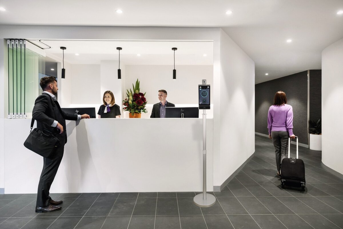 Терминал контроля доступа с измерением температуры с ПО для России  в гостинице на рецепции 2