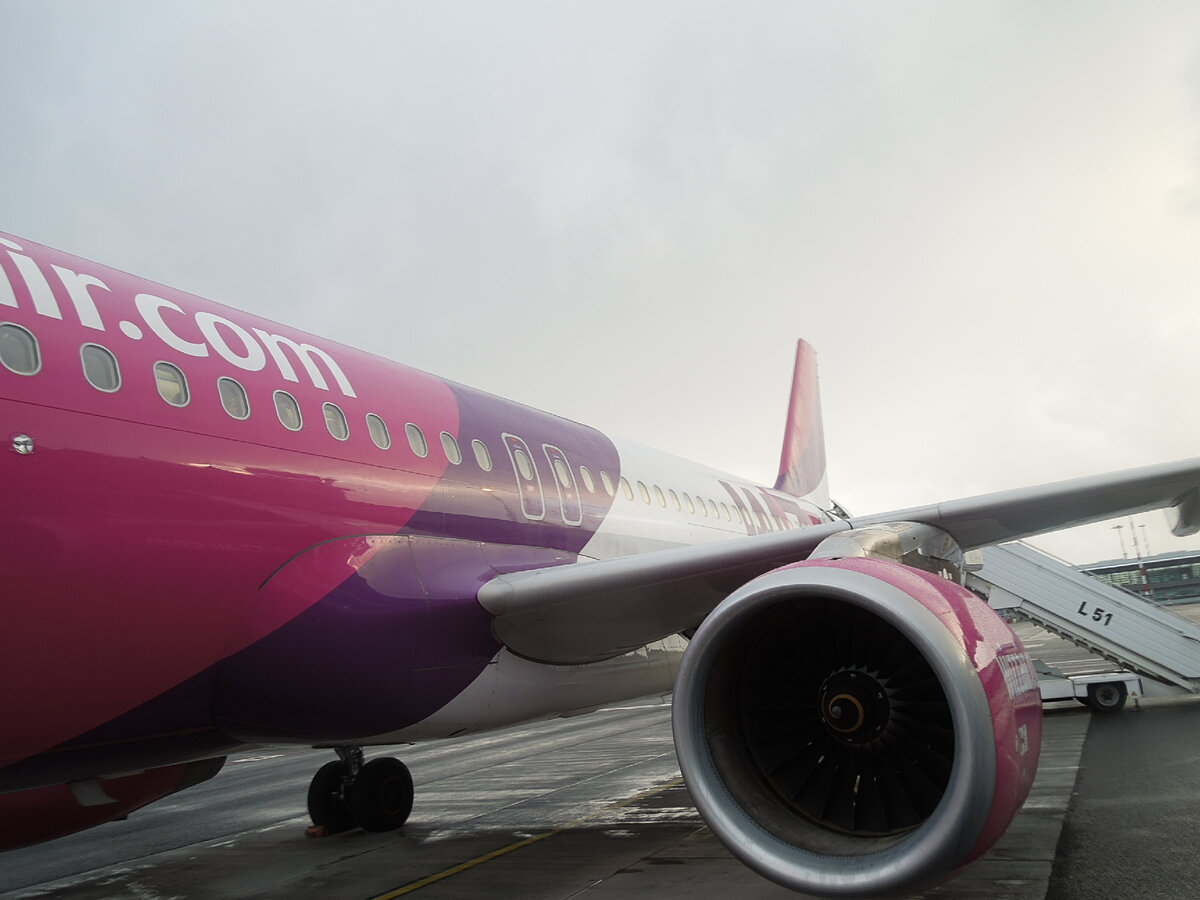 Самолёт WizzAir. Рига,2015 год