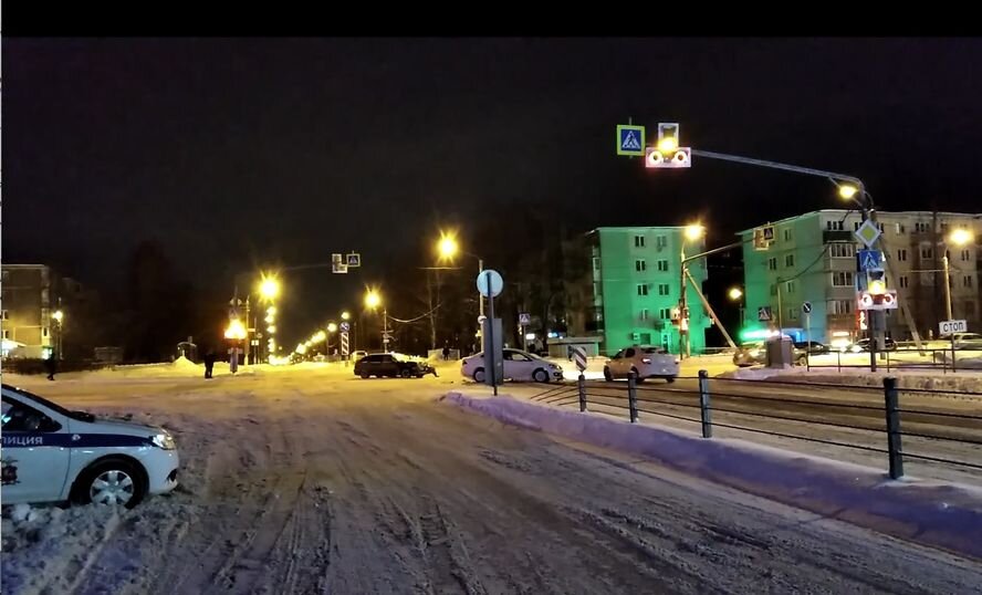 Фото того перекрестка, сделанное с места моей остановки на Касимовском шоссе. Машина ДПС стоит на том месте, с которого инспекторы якобы видели сигналы повернутого к ним задней стороной светофора.