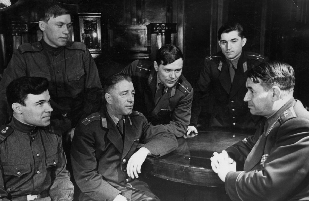 Крайний слева Дураков, стоит за ним Варзин, далее сидит тренер Балдин, облокотясь на стол левой рукой - Коптелов, крайний справа генерал-полковник командующий войсками Уральского ВО. Неназванный старший лейтенант на заднем плане - Валентин Иванович Атаманычев. 1962-й год, приём в штабе округа по случаю очередного чемпионства СКА-Свердловск. Фото из общедоступных источников, изначально принадлежит МО СССР. 