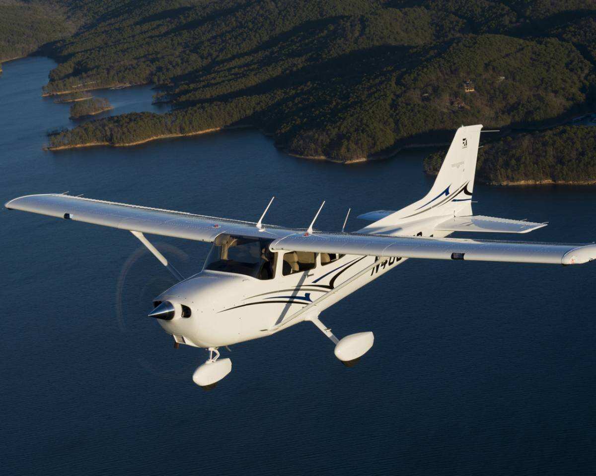Cessna 172-Это самый массовый самолёт за всю историю, за всё время было произведено более 44000 единиц.  Это довольно простой самолёт. Размах крыльев 11,0 м, высота 2,72 м.