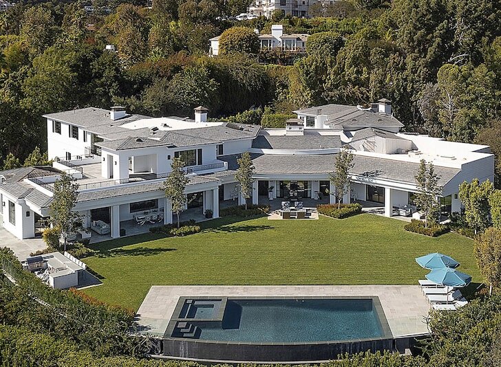 Особняк в Бел-Эйр, приобретенный Беном Аффлеком и Дженнифер Лопес в конце марта 2022 года