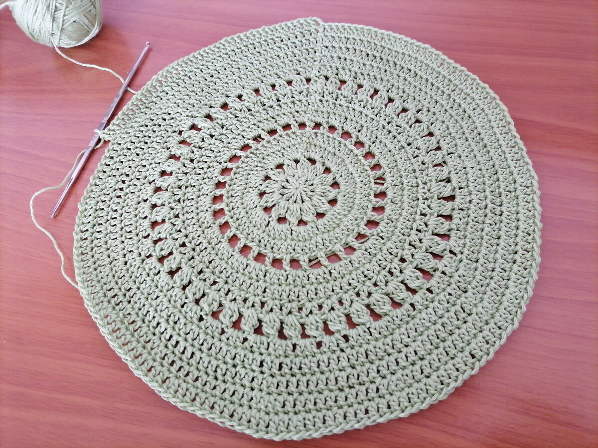 Камера искажает цвет. На последнем фото оттенок ближе к реальному.