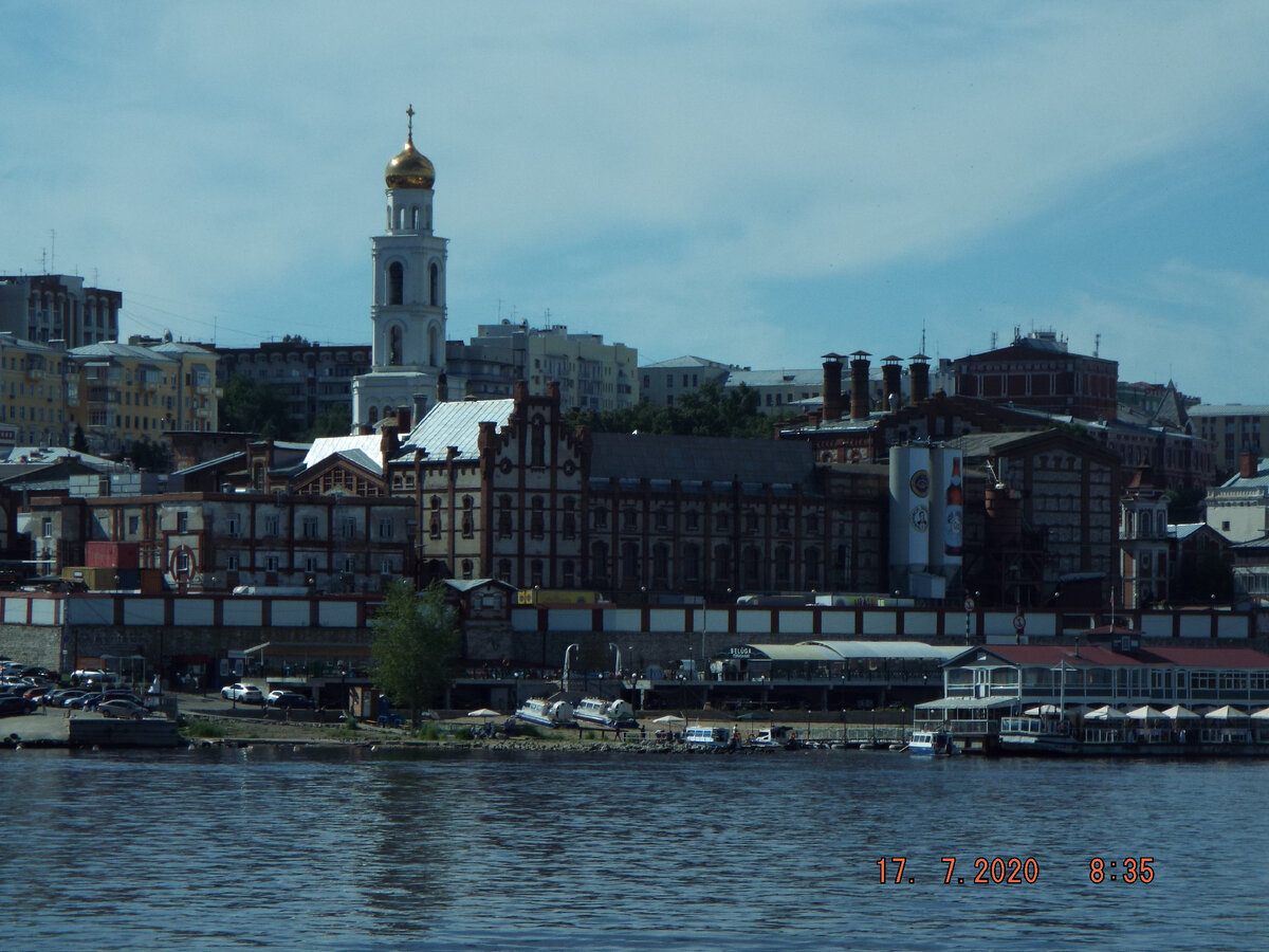 Вопрос знатокам: Что за здание на первом плане фото? - Правильный ответ: "Самарский пивной завод", именно там производится то самое "Жигулевское пиво". 