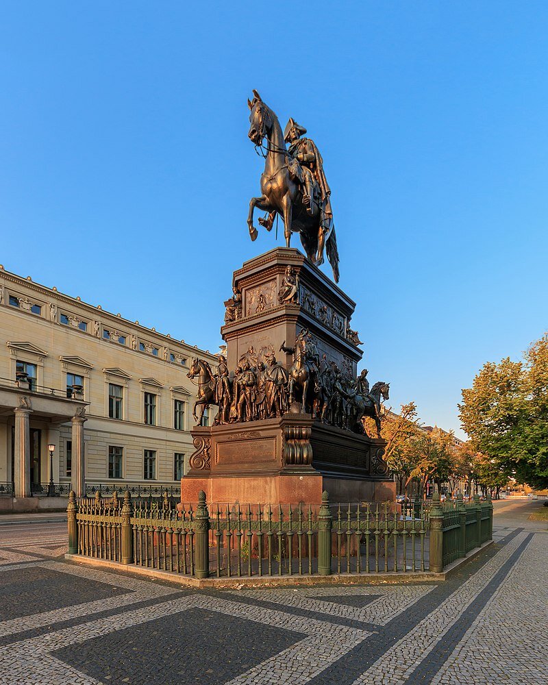Памятник Фридриху Великому в Берлине 