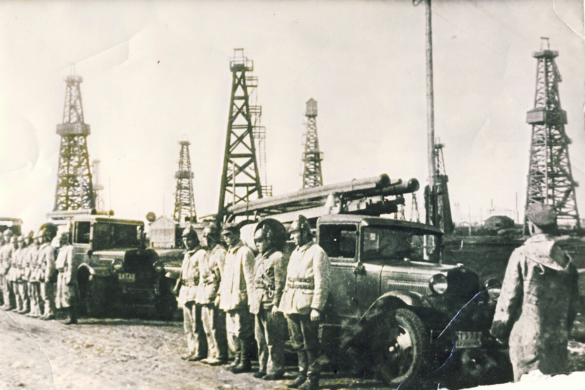 На фото: пожарная команда, Урал ЗиС и буровые ишимбайского промысла.