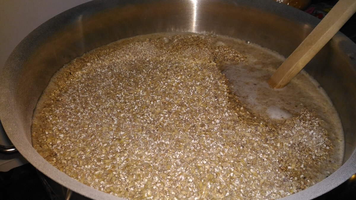 Засыпаем солод.