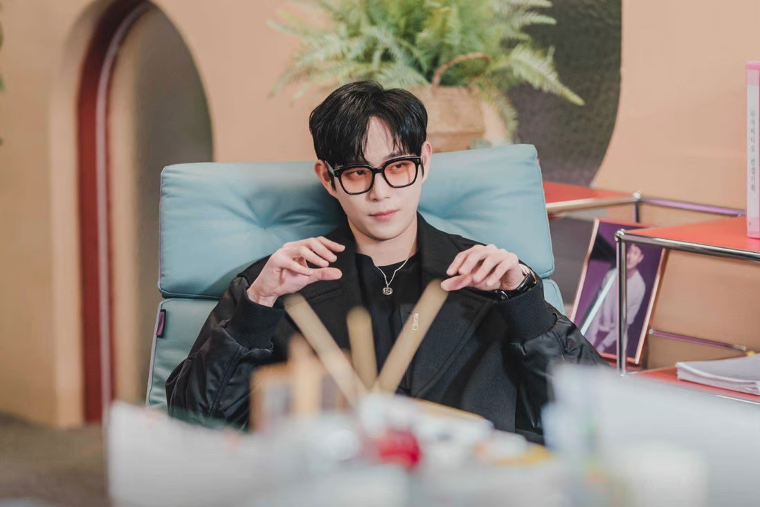 Ким Ён Дэ в кадре из Sh ** ting Stars, корейской драмы, посвященной корейской айдол-культуре и поведению знаменитостей. 