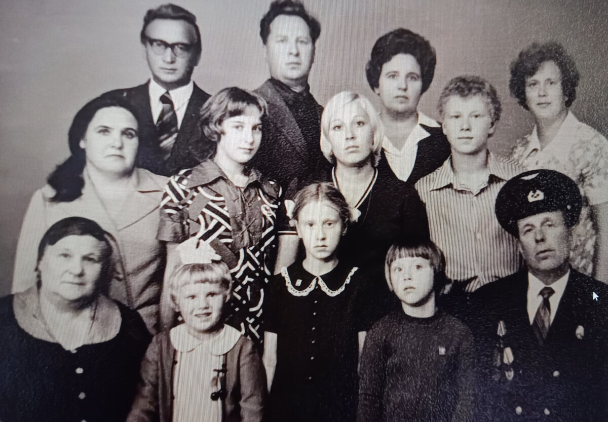 А это часть нашей большой семьи в 1975 году. Деда моего, конечно, вы узнали.