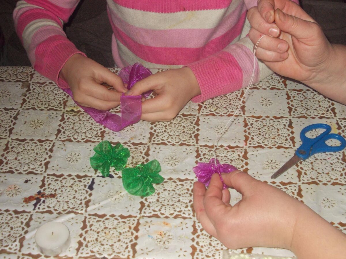 Из ленточек двух цветов собираем, присбаривая, по две юбочки