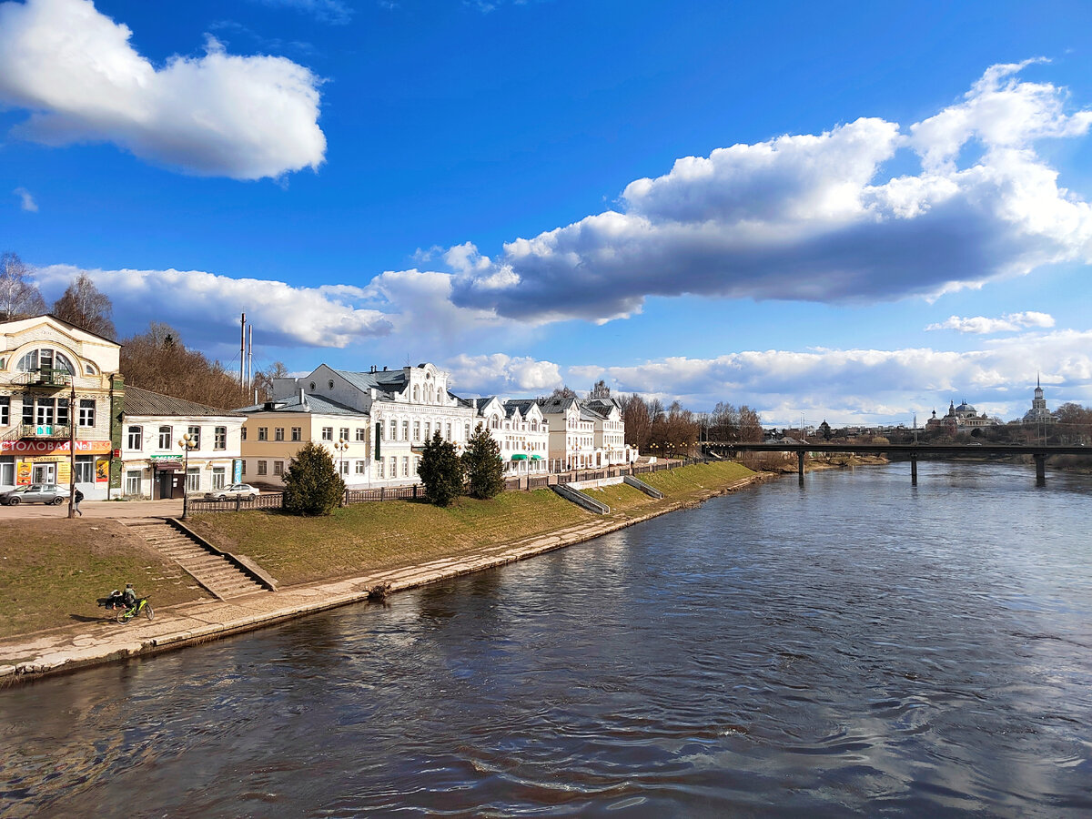 Приезжаешь на набережную Торжка, рядом шумит Тверца, в далеке на другом берегу красуется Борисоглебский монастырь. Красота! Начинаешь думать, что сомнения относительно города были напрасны. 