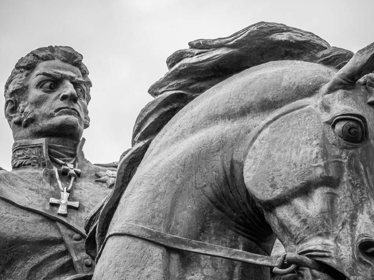 Памятник на кутузовском проспекте. Памятник Багратиону в Санкт-Петербурге. Памятник Багратиону в Тбилиси. Памятник Багратиону на Кутузовском проспекте в Москве. Памятник Петру Багратиону.