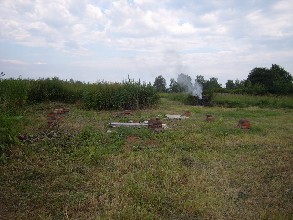 Выкашиваем бурьян с крапивой.    