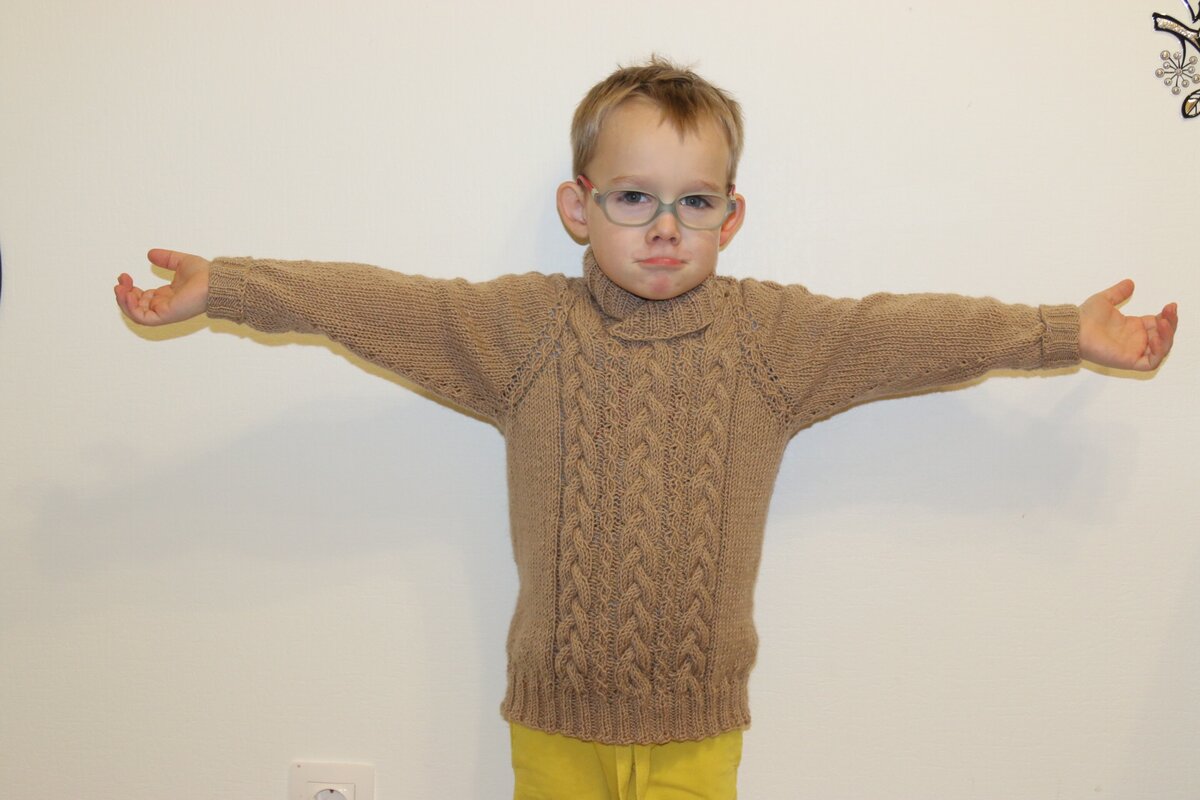 Петя(внук) в возрасте 3 лет в ужасно косящем джемпере из Alise Lana Gold