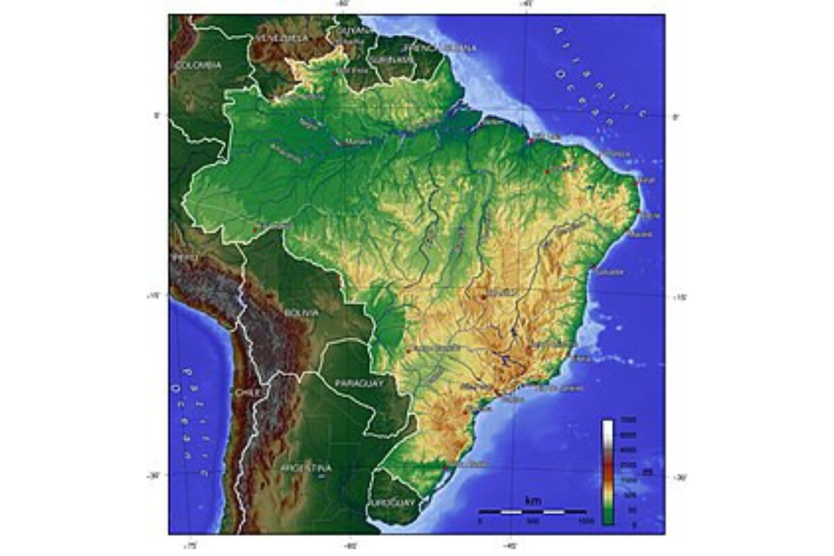Бразильское плоскогорье реки. Южная Америка бразильское плоскогорье. Бразильское плоскогорье на карте. Бразильское плоскогорье рельеф. Рельеф Колумбии.