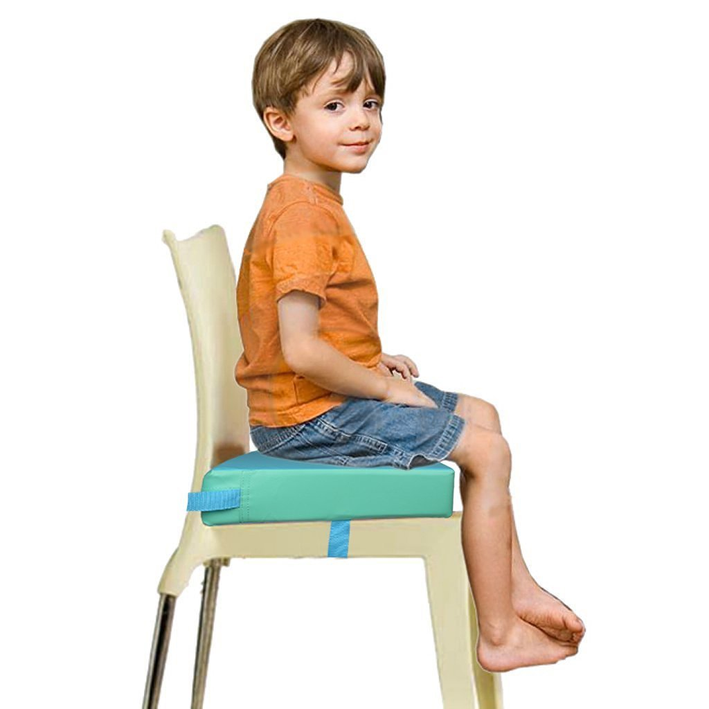 Ребенок сидит на ножках. Ребенок сидит на стуле. Мальчик сидит. Мальчик сидит на стульчике.
