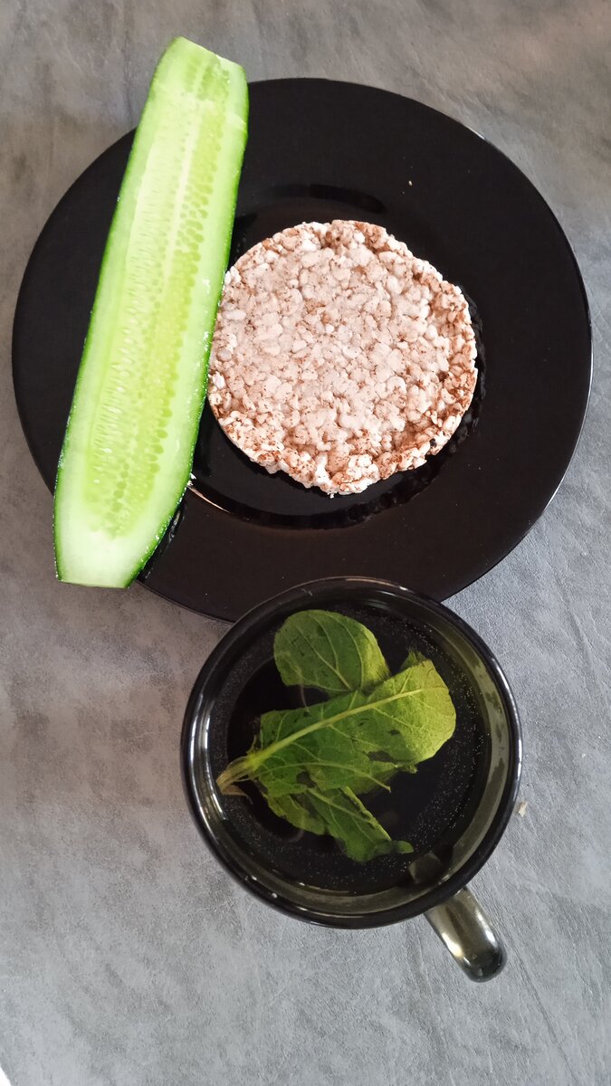 Вчера Магдалина принесла с лугов мяту. Очень вкусный чай. Да и огурец тоже😂