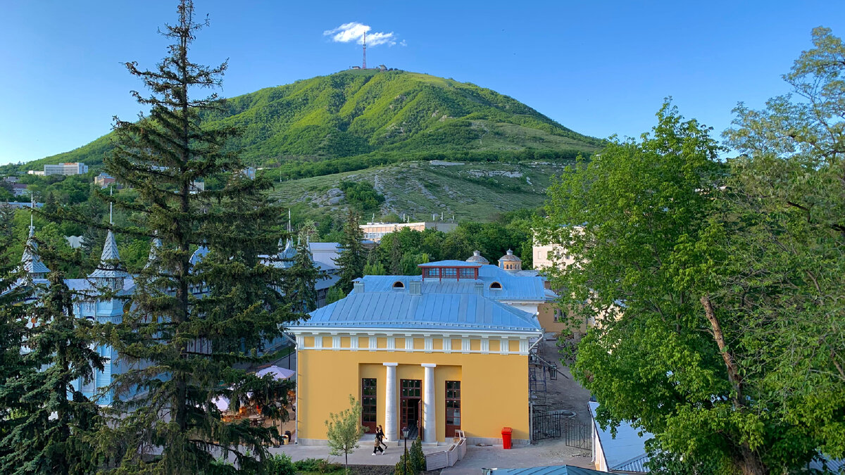 Погоды дивные нынче стоят(автор фразы -Киса Воробьянинов, 12 стульев, кстати именно в нашем Пятигорске снимали этот прекраснейший фильм)
Буквально вчера блин погода была не алё, всего то 17 градусов, что для нас людей южных и измученных нарзанами прямо не прилично холодно. А вот сегодня +32, радость и счастье, с утра завершили природную съёмку с наиболее запрашиваемым рецептом, который кстати снимали три дня, поскольку погода вела себя как попало, а для красоты ролика нужно солнце, и с чувством выполненного долга спокойно и очень круто пошарились по нашим красивущим местам города!
И так вот я к чему, что там у вас с погодой природой, уже гуляете в трусах и кепке покручивая шашлычки или вас так же накрывают арктические, марсианические и лунные циклоны?