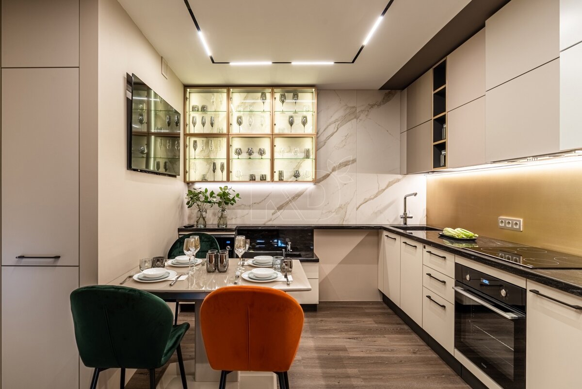 Шкаф с застекленными фасадами с декоративной подсветкой