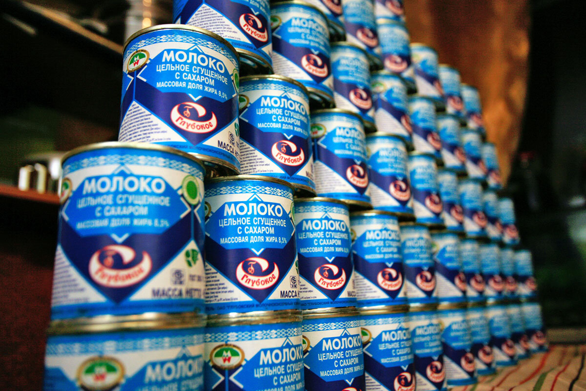 производственные сгущенки. производственные сгущенки. ящик сгущенки. два автомата на производстве сгущенки. производство сгущенки.