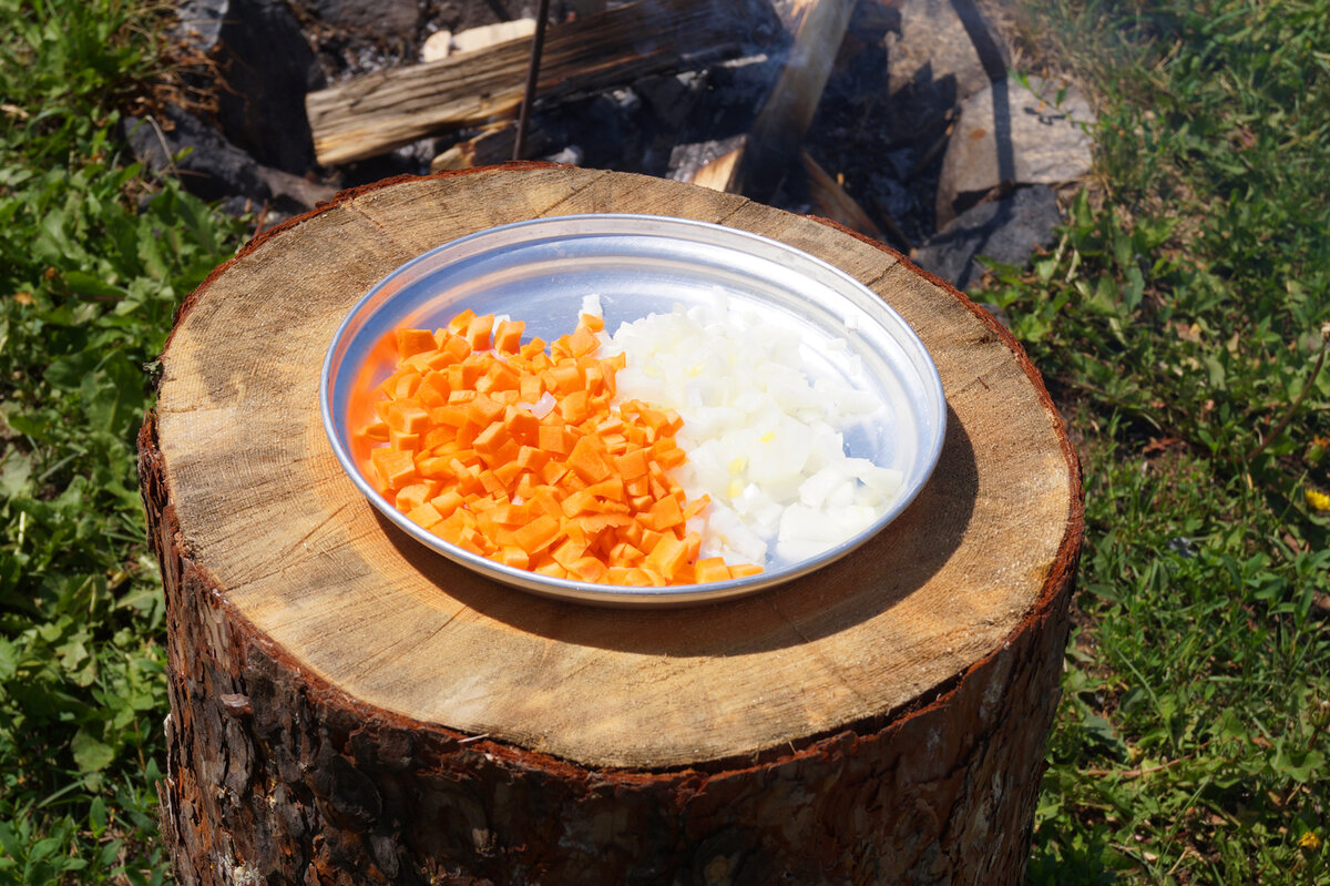 Луковицу и морковь очистить. Нарезать овощи мелкими кубиками.