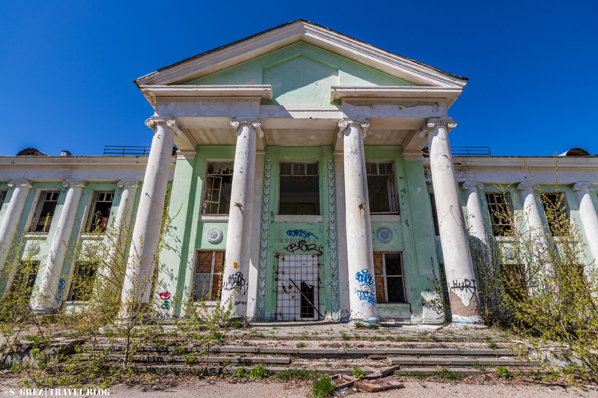 Парадный вход в ДК.