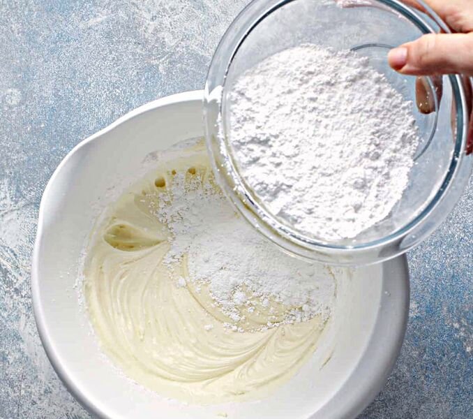 Масляный крем с сахарной пудрой и молоком. Приготовление сливочных, масляных кремов. Как делают крем со сливками и сливочным маслом. Как сделать крем соду. Если крем для торта получился жидким