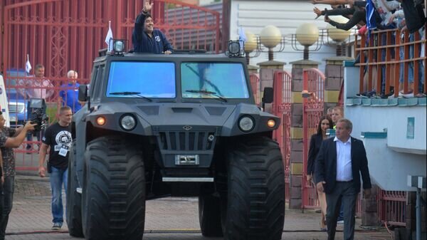    Диего Марадона перед матчем в Бресте© РИА Новости / Виктор Толочко