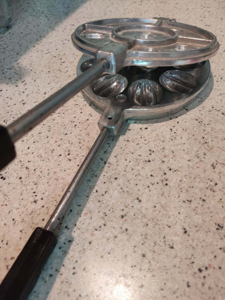 Дети сами пекут орешки