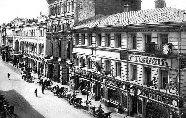 Одна из старейших аптек Москвы - аптека Феррейна на Никольской улице.