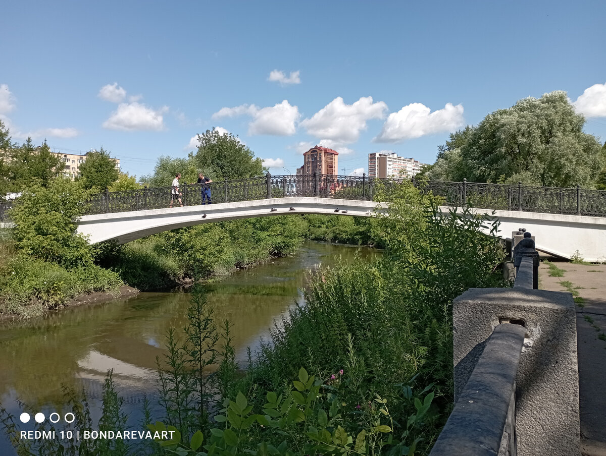 Мост через Яузу. Вход в парк с трассы. 