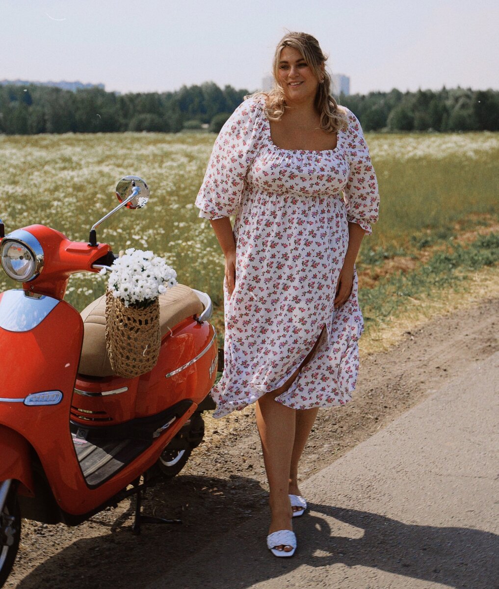 В качестве приза победительница сможет подобрать для себя любые изделия (в том числе и это платье), а наши стилисты ей в этом помогут.