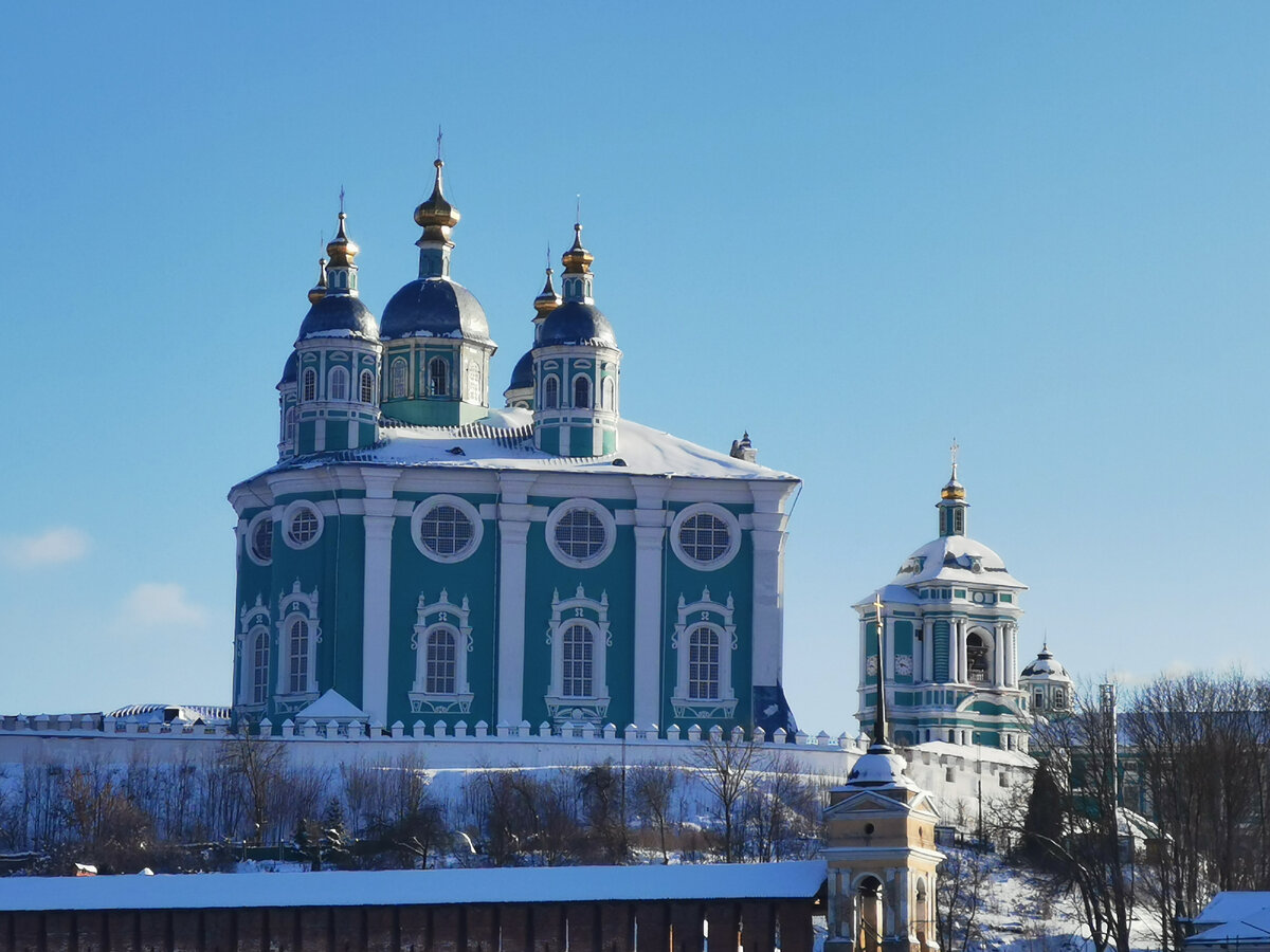 вид на Успенский собор от Армянской набережной Днепра