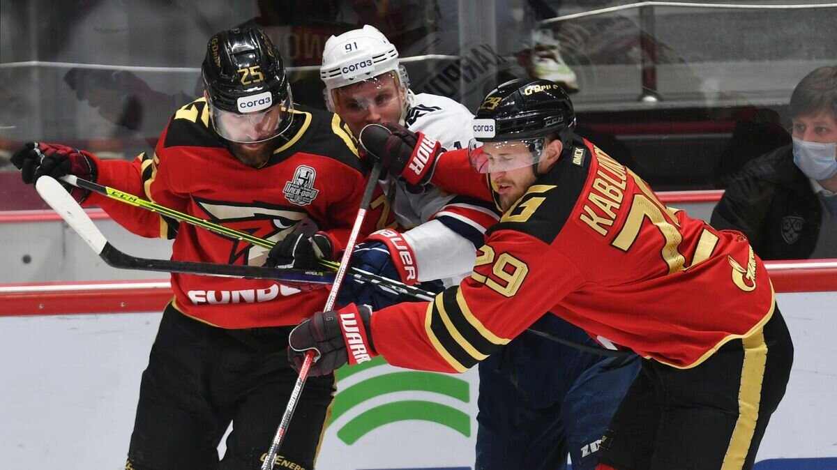    Хоккеисты "Авангарда" (в красном)© РИА Новости / Михаил Воскресенский