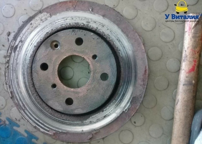 Диагностика автомобиля Citroen C1. Диагноз: передние диски cтерлись до критического состояния.