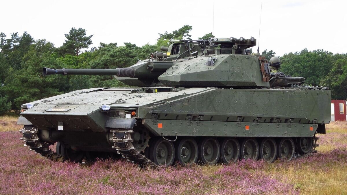    Шведская боевая машина пехоты CV90CC BY-SA 3.0 / Jorchr / Stridsfordon 90