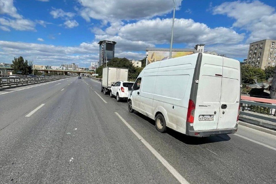     Массовая авария произошла на проспекте Сиверса в Ростове. Фото: ГИБДД по РО.