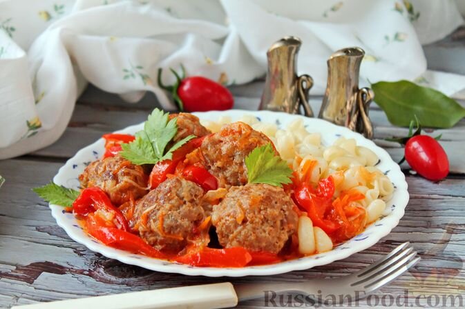фарш мясной, лук репчатый, батон, соль, перец чёрный молотый, перец болгарский красный, помидоры, лук репчатый, морковь, томат-паста, мука, соль, перец чёрный молотый, сахар, чеснок, масло растительное