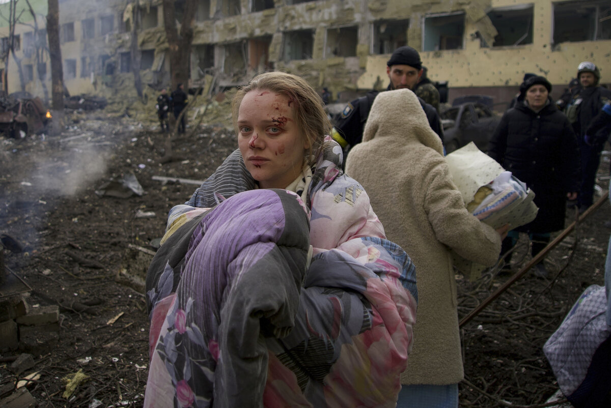     То самое фото Марианны у роддома в Мариуполе. Американские и европейские СМИ публиковали снимок с заголовками о том, что Россия якобы нанесла прямой авиаудар по медучреждению / AP / Mstyslav Chernov, File