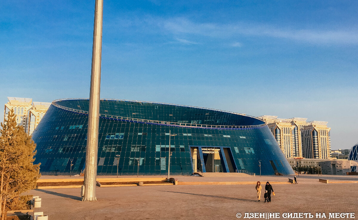 Здание КазНУИ в Астане (мыльница)