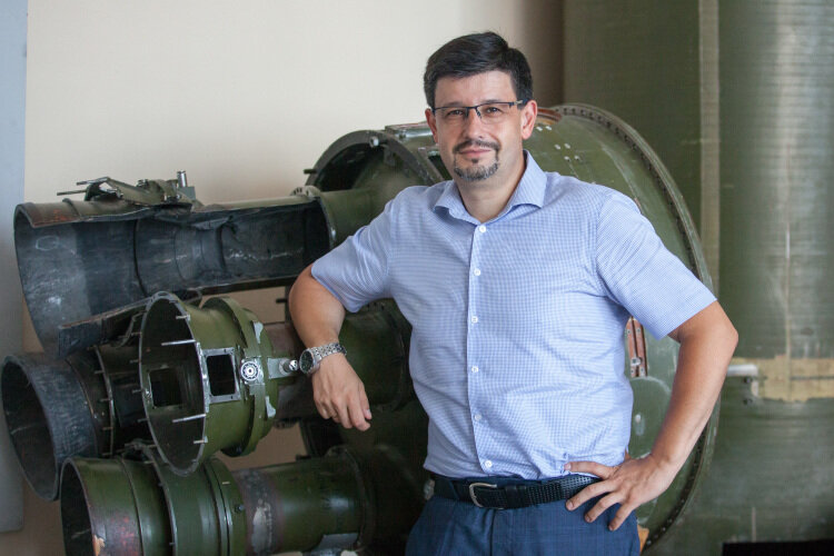    Алексей Лопатин: «Серьезным подспорьем в формировании кадрового задела может стать механизм целевого обучения, когда ребята уже на этапе поступления в университет заключают юридически обязывающие договоры для будущего трудоустройства. При этом предприятие будет обеспечивать социальные гарантии, в том числе выплачивать будущему сотруднику дополнительную стипендию»