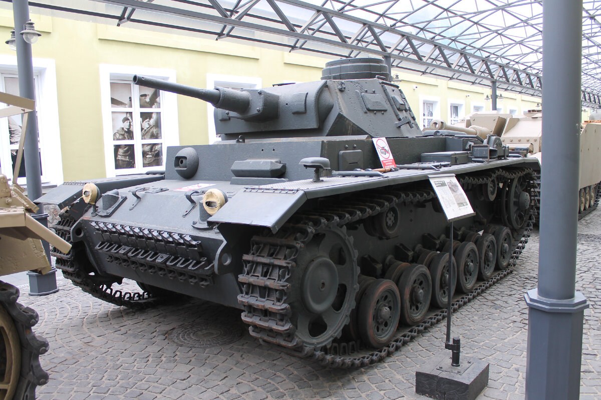 Pz.Kpfw.III Ausf.J - очень любовно восстановлен из обломков нескольких машин до ходового состояния.