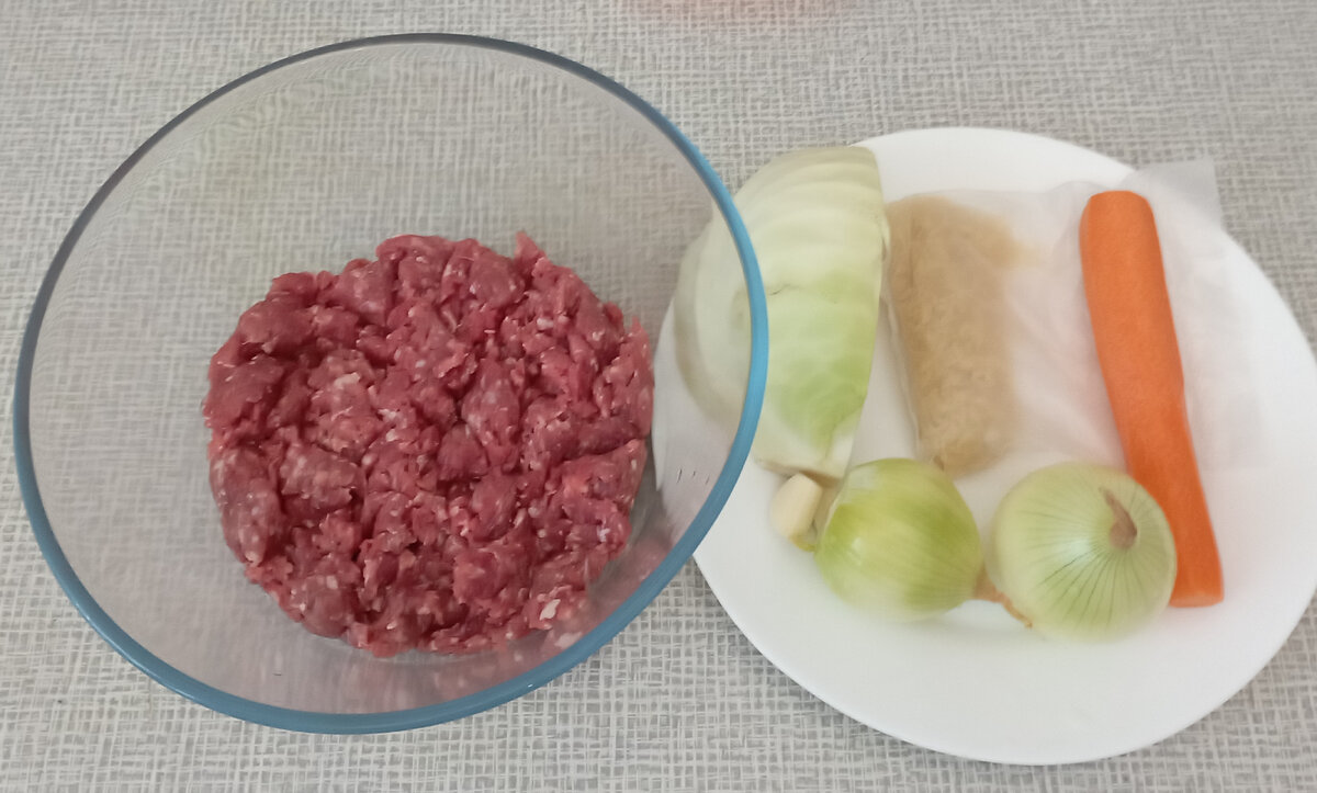 Фарш говядина+постная свинина. Лук, чеснок,морковь, капуста. Рис в порционном пакете. Фото моё. 