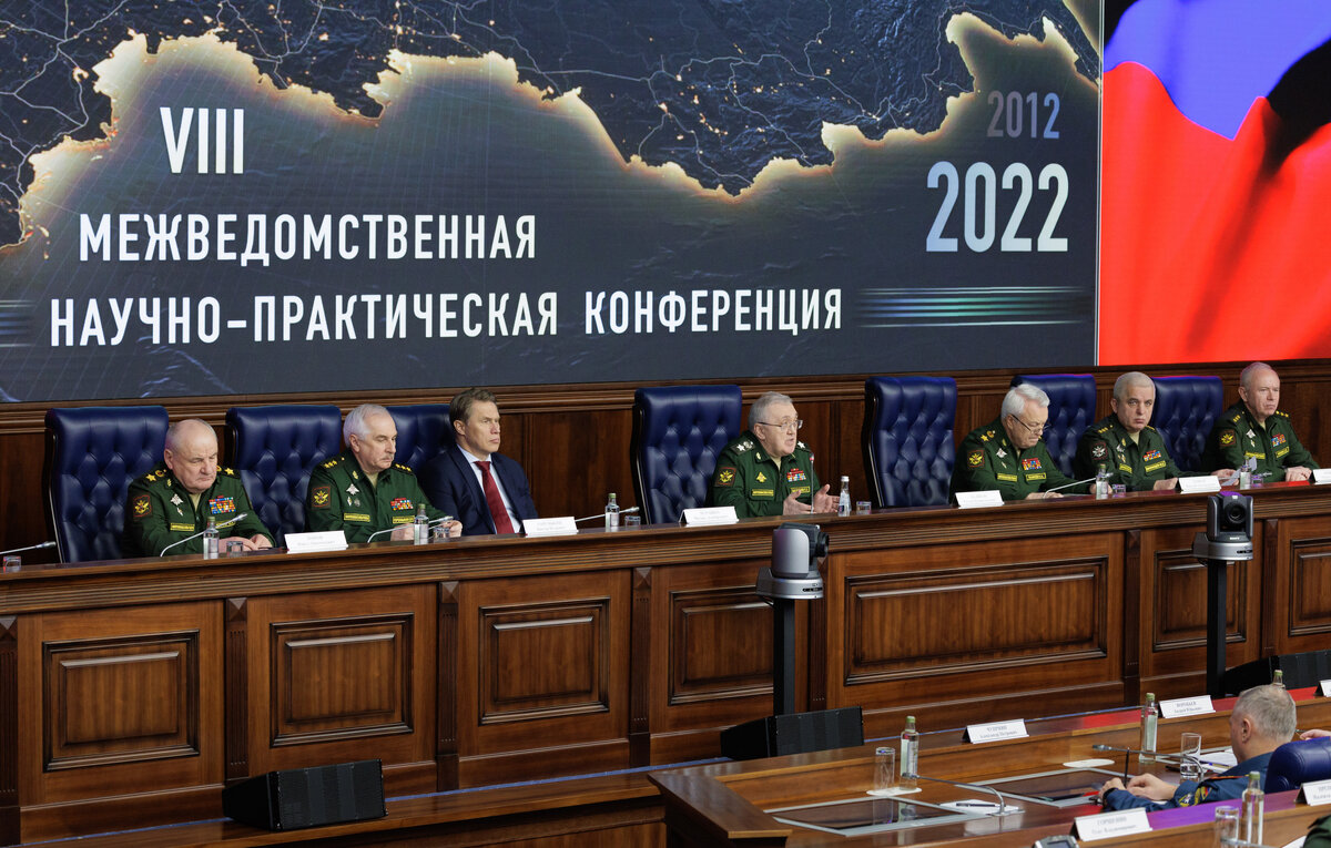    Первый заместитель министра обороны РФ Руслан Цаликов (в центре)  Минобороны России