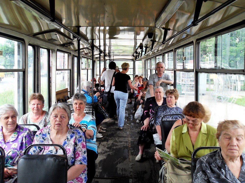 Москва дубай я еду тратить кучу бабок. Пенсионеры в трамвае. Бабушка в автобусе. Бабки в трамвае. Бабушка в маршрутке.