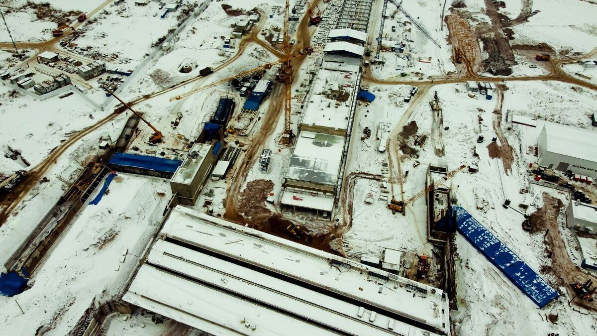 📷 1: Восточный вестибюль. Слева накрытое синим – это строительство южного подземного перехода под проспектом Куприна, справа - строительство северного перехода. 