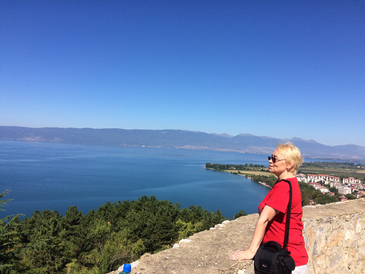 Крепость находится возле Охридского озера на стометровой высоте. Поэтому вид с нее открывается потрясающий.