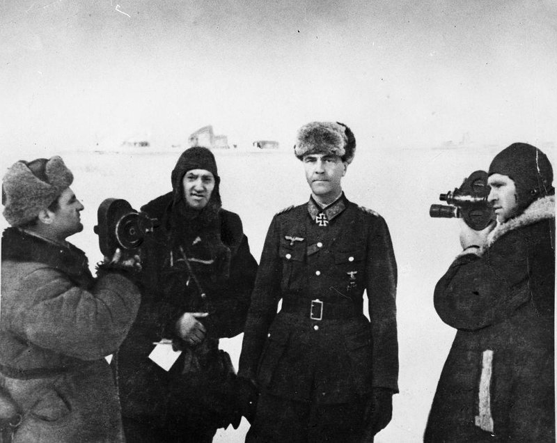 Кадр кинохроники. Слева направо - кинооператор А. Козаков с кинокамерой в руках, немецкий генерал-фельдмаршал Ф. Паулюс, кинооператор Д. Яновер, кинооператор Н. Вихирев с камерой в руках, goskatalog.ru